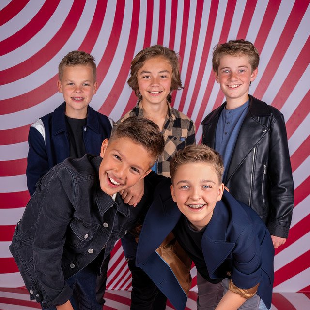 HIGH5 boyband in de The Music Experience!